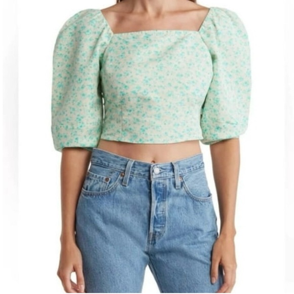 Levi's Tops - Levi’s Puff Sleeve Floral Crop Top Size Large